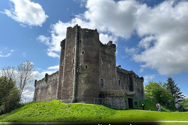 Step into the world of Outlander and Game of Thrones at Doune Castle where stunning landscapes meet rich history. Explore iconic filming locations and relish the stories woven through time.